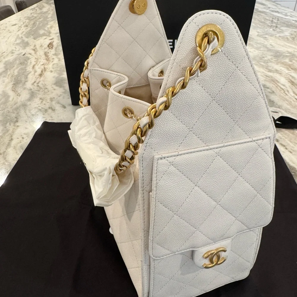 CHANEL 25 Small Handbag in Grained Calfskin & Gold-Tone Metal White - Picture 4 of 9